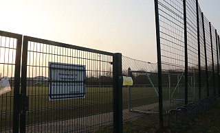 Der TuS Asemissen hat immer wieder damit zu kämpfen, dass sich Kinder, Jugendliche und junge Erwachsene Zutritt zum Kunstrasenplatz verschaffen, auch wenn er abgeschlossen ist. Nicht immer bleibt es nur beim Bolzen – und das ist das Problem. Auch der Maschendrahtzaun muss immer wieder repariert werden. Das Schild zeigt an, dass der Platz nur für Vereinssport genutzt werden darf. - Birgit Guhlke