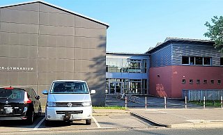 Lange hatten die Abiturienten für ihre Abschlussfeier Geld gesammelt und es einem ehemaligen Mitschüler anvertraut, jetzt ist es verschwunden. Die Polizei ermittelt. Es gibt niemals eine hunderprozentige Sicherheit, aber Möglichkeiten, solche Summen besser zu sichern. - Katrin Kantelberg