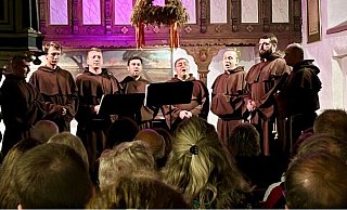 Gregorianischer Gesang erklingt in der evangelischen Kirche zu Schwalenberg - ein besonderer Hörgenuss. - Karlotta Hensch Gregorianischer Gesang erklingt in der evangelischen Kirche zu Schwalenberg - ein besonderer Hörgenuss. - Karlotta Hensch