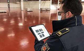 Koordinator Sascha Medina Azuaga steht in der Halle des Messezentrums, die als Notunterkunft hergerichtet wird. - Sven Kienscherf Koordinator Sascha Medina Azuaga steht in der Halle des Messezentrums, die als Notunterkunft hergerichtet wird. - Sven Kienscherf