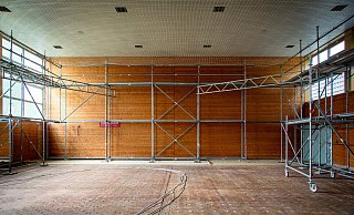 In den Turnhallen des Kunstturn-Leistungszentrums wird derzeit die komplette Lichtanlage ausgetauscht. Im Zuge der Arbeiten mussten auch etliche der Sportgeräte zwischengelagert werden. - Raphael Bartling In den Turnhallen des Kunstturn-Leistungszentrums wird derzeit die komplette Lichtanlage ausgetauscht. Im Zuge der Arbeiten mussten auch etliche der Sportgeräte zwischengelagert werden. - Raphael Bartling