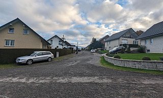 Beim Blick vom bereits ausgebauten Teil auf den aktuell diskutierten Teil des Pinningwegs ist deutlich zu erkennen: Die Stra&szlig;e ist in einem schlechten Zustand. - Gemeinde Kalletal