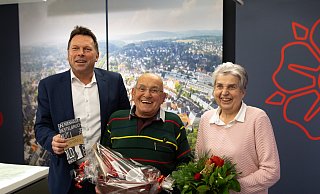 Besuch im Rathaus: Herbert Dellory mit Pensionswirtin Elke Söpper und Bürgermeister Frank Hilker. - Torben Gocke Besuch im Rathaus: Herbert Dellory mit Pensionswirtin Elke Söpper und Bürgermeister Frank Hilker. - Torben Gocke
