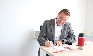 Alexander Baer unterschreibt und wird damit Mitglieder der Hochschulgesellschaft. - Büro Alexander Baer Alexander Baer unterschreibt und wird damit Mitglieder der Hochschulgesellschaft. - Büro Alexander Baer