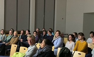 Reges Interesse: Viele Eltern und Lehrer nehmen am Info-Abend zum Thema "Familienmitglied Smartphone?!" teil. - Cornelia Reuter Reges Interesse: Viele Eltern und Lehrer nehmen am Info-Abend zum Thema "Familienmitglied Smartphone?!" teil. - Cornelia Reuter