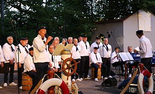 Karl Heinz Wiechers (0476), Vorsitzender des Magellan Shanty Chors und Chorleiter Heiko Isermann (0480) haben digital vorbereitet, was nun auf die Bellenberger Freilichtbühne kommt. - Alina Hetland Karl Heinz Wiechers (0476), Vorsitzender des Magellan Shanty Chors und Chorleiter Heiko Isermann (0480) haben digital vorbereitet, was nun auf die Bellenberger Freilichtbühne kommt. - Alina Hetland