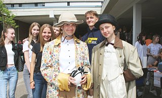 Fabienne Biermann (als Alexander) und Marie Imberg (als Wilhelm) sind auf dem Schulfest des Gymnasiums in die Rollen der Gebrüder Humboldt als neue Namensgeber geschlüpft. - Sandra Castrup
