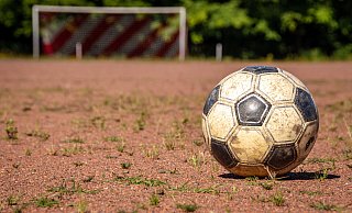 Das Tennenspielfeld im Eggestadion ist bald Geschichte. Die Stadt hat vom Land NRW die Förderzusage für einen Kunstrasenplatz erhalten. - Raphael Bartling