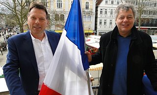 Bürgermeister Frank Hilker (links) und Dr. Frank Werthmann (rechts), Vorsitzender der deutsch-französischen Gesellschaft, griffen zur Trikolore, um die Gäste der Partnerschaftsveranstaltung vom zugigen Marktplatz ins windgeschützte Rathaus-Foyer umzuleiten. - Hajo Gärtner Bürgermeister Frank Hilker (links) und Dr. Frank Werthmann (rechts), Vorsitzender der deutsch-französischen Gesellschaft, griffen zur Trikolore, um die Gäste der Partnerschaftsveranstaltung vom zugigen Marktplatz ins windgeschützte Rathaus-Foyer umzuleiten. - Hajo Gärtner