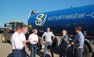 Innenminister Reul (zweitere von rechts) kommt am Donnerstagmorgen beim Agrarunternehmer Tobias Schafmeister (Mitte) in Voßheide vorbei. Mit dabei sind (von links) Klaus Hansen, Frank Meier, Borris Ortmeier und Lars Brakhage. Sie wollen Behälter, wie auf dem Foto zu sehen, für die Brandbekämpfung anmieten. - Katrin Kantelberg