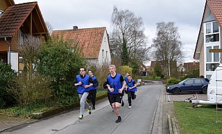 Sechs gehören zu einer Gruppe - und die kämpft um Pokale. Am Wochenende sind die lippischen Jugendfeuerwehren in Heiden, der Volkslauf um die Kassebrede hat Tradition. - Foto: Patrick Börger