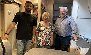 Petros Loukas, Sybille Nellessen, Klaus Nellessen (v. l.) bei der Übergabe eines Miet-Wohnmobils. - Matthias Bungeroth Petros Loukas, Sybille Nellessen, Klaus Nellessen (v. l.) bei der Übergabe eines Miet-Wohnmobils. - Matthias Bungeroth