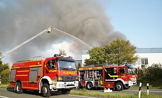 Das Tanklöschfahrzeug der Bad Salzufler Löschgruppe Biemsen-Ahmsen speist Wasser in ein Herforder Löschfahrzeug. - Freitag TV