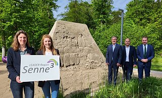 Die Regionalmanagerinnen Kathrin Hunstig-Bockholt (von links) und Helena Kottowski mit den Bürgermeistern Michael Berens (Hövelhof), Marcus Püster (Schlangen) und Ulrich Lange (Bad Lippspringe). - Lokale Aktionsgruppe Senne³ e.V. Die Regionalmanagerinnen Kathrin Hunstig-Bockholt (von links) und Helena Kottowski mit den Bürgermeistern Michael Berens (Hövelhof), Marcus Püster (Schlangen) und Ulrich Lange (Bad Lippspringe). - Lokale Aktionsgruppe Senne³ e.V.