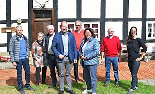 Jan Holze vom Vorstand der Stiftung für Engagement und Ehrenamt, hat auf Einladung der Bundestagsabgeordneten Kerstin Vieregge (CDU), den Heimathof besucht. In der zweiten Reihe stehen Albert Hüser, Inge Hoffmann, Rudi Strunk, Bernd Hoffmann, Helmut Depping und Büchereileiterin Kerstin Koppmann. - Gunter Held Jan Holze vom Vorstand der Stiftung für Engagement und Ehrenamt, hat auf Einladung der Bundestagsabgeordneten Kerstin Vieregge (CDU), den Heimathof besucht. In der zweiten Reihe stehen Albert Hüser, Inge Hoffmann, Rudi Strunk, Bernd Hoffmann, Helmut Depping und Büchereileiterin Kerstin Koppmann. - Gunter Held