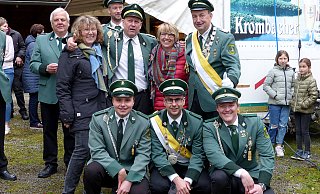 Die neuen Regenten: „Silber-König" Elmar Reker (hinten von rechts), Königin Dagmar Gerke, Knecht Björn Gerke und Hofdame Conny Werner sowie (vorne Mitte) Jungschützenkönig Cedrik Gröne mit seinen Knechten Marek Gröne (rechts) und Rico Marx. - Rudi Rudolph Die neuen Regenten: „Silber-König" Elmar Reker (hinten von rechts), Königin Dagmar Gerke, Knecht Björn Gerke und Hofdame Conny Werner sowie (vorne Mitte) Jungschützenkönig Cedrik Gröne mit seinen Knechten Marek Gröne (rechts) und Rico Marx. - Rudi Rudolph