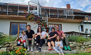 Die beiden Düsseldorfer Familien genießen die Zeit in den niegelnagelneuen Ferienwohnungen auf dem Gripshof. - Marianne Schwarzer(LZ) Die beiden Düsseldorfer Familien genießen die Zeit in den niegelnagelneuen Ferienwohnungen auf dem Gripshof. - Marianne Schwarzer(LZ)