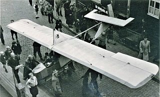 Ein Segelflugzeug am Simonsplatz. Dieses einmalige Foto entstand im Jahre 1952, als der Oerlinghauser Verein den SG 38 von der Einweihung am Marktplatz zum Flugplatz transportierte. Rechts oben ist das Alte Gasthaus Nagel zu sehen. Repros: Horst Biere/Quelle: Klaus Dieter Koch - Repros: Horst Biere/Quelle: Klaus Dieter Koch Ein Segelflugzeug am Simonsplatz. Dieses einmalige Foto entstand im Jahre 1952, als der Oerlinghauser Verein den SG 38 von der Einweihung am Marktplatz zum Flugplatz transportierte. Rechts oben ist das Alte Gasthaus Nagel zu sehen. Repros: Horst Biere/Quelle: Klaus Dieter Koch - Repros: Horst Biere/Quelle: Klaus Dieter Koch