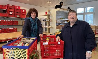 Susanne Koch, Vorstandsmitglied des Vereins "Der Tisch in Schieder-Schwalenberg" und Rentnerin Gudrun Tauer bei der Lebensmittelausgabe. - Madlena Gerschner
