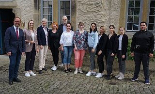 Das Organisationsteam freut sich gemeinsam mit den ersten ukrainischen Teilnehmerinnen und Teilnehmern über das unbürokratische Hilfsangebot. - Systemadministrator Das Organisationsteam freut sich gemeinsam mit den ersten ukrainischen Teilnehmerinnen und Teilnehmern über das unbürokratische Hilfsangebot. - Systemadministrator