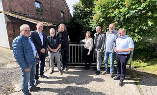 Die Hochwassersensoren sind in Langenholzhausen platziert. Die Projektbeteiligten Edgar Schlinkmeier (von links), Jens-Peter Seick, Thomas Hahn, Steffen König, Nicole Baeumer, Markus Baier, Olaf Kapelle und Mario Hecker erwarten gespannt die ersten Auswertungen. - digital.interkommunal Kalletal.Lemgo Die Hochwassersensoren sind in Langenholzhausen platziert. Die Projektbeteiligten Edgar Schlinkmeier (von links), Jens-Peter Seick, Thomas Hahn, Steffen König, Nicole Baeumer, Markus Baier, Olaf Kapelle und Mario Hecker erwarten gespannt die ersten Auswertungen. - digital.interkommunal Kalletal.Lemgo