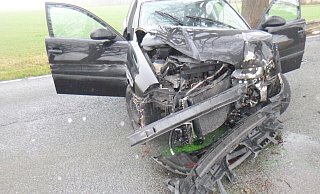 Der Fahrer dieses Seat ist zwischen Bielefeld und Leopoldshöhe gegen einen Baum geprallt. Der 19-Jährige aus Oerlinghausen wurde leicht verletzt. - Polizei Der Fahrer dieses Seat ist zwischen Bielefeld und Leopoldshöhe gegen einen Baum geprallt. Der 19-Jährige aus Oerlinghausen wurde leicht verletzt. - Polizei