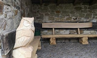 Die Eule an der Schutzhütte Weidmannsheil auf dem Schwalenberger Mörth. - Landesverband Lippe Die Eule an der Schutzhütte Weidmannsheil auf dem Schwalenberger Mörth. - Landesverband Lippe