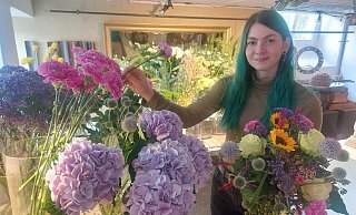 Merle Lödige mag es farbenfroh, das bringt sie nicht nur mit ihrer Haarfarbe, sondern auch mit ihren Werken, die sie bei der Arbeit gestaltet, zum Ausdruck. - Michaela Weiße Merle Lödige mag es farbenfroh, das bringt sie nicht nur mit ihrer Haarfarbe, sondern auch mit ihren Werken, die sie bei der Arbeit gestaltet, zum Ausdruck. - Michaela Weiße