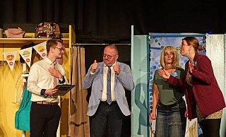 Die Mitarbeiterinnen tun alles, um ihr Kaufhaus zu retten. Die Figuren und Schauspieler geben auf der Bühne alles. - Nicole Ellerbrake Die Mitarbeiterinnen tun alles, um ihr Kaufhaus zu retten. Die Figuren und Schauspieler geben auf der Bühne alles. - Nicole Ellerbrake