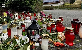 Die Anteilnahme an dem gewaltsamen Tod einer jungen Notfallsanitäterin aus Lippe am Tatort in Bielefeld ist groß. Die 21-Jährige soll von einem Arbeitskollegen erstochen worden sein. Nun beginnt der Mordprozess. - Jens Reichenbach