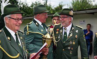 Detlef Kneese (rechts) ist der erste Kaiser in Humfeld. - Nicole Ellerbrake Detlef Kneese (rechts) ist der erste Kaiser in Humfeld. - Nicole Ellerbrake