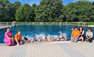 Freuen sich über das erfolgreiche Schwimmangebot in den Ferien im Eau-Le: (von links) Maren Staczan (Stadtwerke Lemgo), Johanna Neufeld (DRK), die Kinder Nadal, Leni, Olivia, Ginnan, Hannah, Lina, Tamme und Fynn, sowie Nadja Isaak-Vollmann, Regina Kaiser und Nadine Przypadlo (alle DRK). - Nadine Uphoff