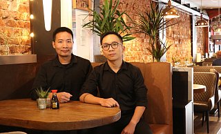 Chef The Hien Tran (links) und Kollege Anh Nguyen sitzen im Restaurant "Koi Sushi". - Alexandra Schaller