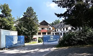 Das Tor im Bauzaun bleibt am Samstag geschlossen - das Fest in der Notunterkunft in Hörste wurde angesichts des furchtbaren Anschlags in Solingen abgesagt. - Astrid Sewing