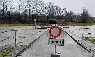 Vorsorglich hat der Bauhof der Stadt Schieder-Schwalenberg die Brückengeländer abgebaut, damit sich nichts verfängt, wenn das Wasser noch höher steigen sollte. - Michaela Weiße