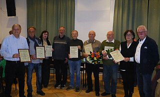 Ehrung langjähriger Vereinsmitglieder: Wilhelm Schnittcher, Wolfgang Wortmann, Edith Welsandt, stellvertretender Vorsitzender Klaus Seifert, Norbert Welsandt, Ehrenmitglied Rudi Freitag, Manfred Becker, Ingrid Kreuzbusch, Vorsitzender Dietmar Albrecht (von links). Geehrt wurden ebenfalls die hier nicht anwesenden Ulrich Hold und Nadja Wortmann. - Ziegler und Handwerkerverein Cappel-Mossenberg-Wöhren