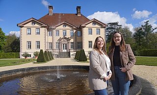 Die Leader-Regionalmanagerinnen für den lippischen Südosten, Saskia Jäger (links) und Benita Henning, haben ihr Büro Anfang April im Schloss Schieder bezogen. Sie werden Projektideen über den gesamten Prozess bis zur Umsetzung beraten. - Michaela Weiße