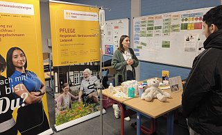 Praktiker stellten in der Sekundarschule verschiedenste Berufsbilder vor. - Sekundarschule Blomberg Praktiker stellten in der Sekundarschule verschiedenste Berufsbilder vor. - Sekundarschule Blomberg