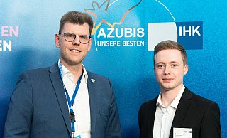 Daniel Schubert (rechts) hat in seinem Fach als bundesbester Azubi abgeschlossen. Christoph Kelzenberg, Leiter Digital Innovations bei Phoenix Contact, ist stolz auf den jungen Mann. - HC Plambeck Daniel Schubert (rechts) hat in seinem Fach als bundesbester Azubi abgeschlossen. Christoph Kelzenberg, Leiter Digital Innovations bei Phoenix Contact, ist stolz auf den jungen Mann. - HC Plambeck