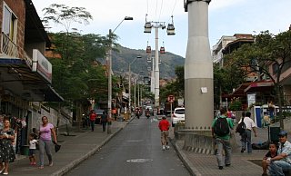 Das Metrocable von Medellín ist ein Transportsystem mit drei Seilbahnlinien. Es bringt die Einwohner aus dem Tal beispielsweise in das hochgelegene Stadtviertel Santo Domingo. - Martin Hoelscher Das Metrocable von Medellín ist ein Transportsystem mit drei Seilbahnlinien. Es bringt die Einwohner aus dem Tal beispielsweise in das hochgelegene Stadtviertel Santo Domingo. - Martin Hoelscher