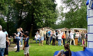 Ein ganzes Dorf feiert seine 50 Jahre alte Parkanlage an der Grillhütte. - Rudi Rudolph