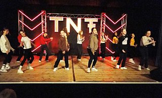 Die Tanz-AG des Stadtgymnasiums präsentiert ihrem Publikum eine mitreißende Choreographie, die von der Gruppe in den zurückliegenden Wochen ganz eigenständig ausgearbeitet und eingeübt worden ist. - Hajo Gärtner