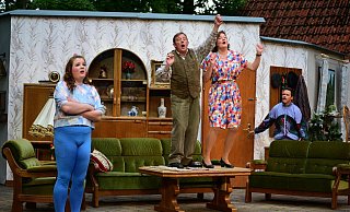 Holen die 80er zurück auf die Bühne: (von links) Doro Spengler (Jaqueline Birkenfeld), Richard Spengler (Reinald Rohlfs), Maria Spengler (Simone Birkenfeld), und Jürgen (Marcel Plate). Foto: Nicole Ellerbrake - Nicole Ellerbrake Holen die 80er zurück auf die Bühne: (von links) Doro Spengler (Jaqueline Birkenfeld), Richard Spengler (Reinald Rohlfs), Maria Spengler (Simone Birkenfeld), und Jürgen (Marcel Plate). Foto: Nicole Ellerbrake - Nicole Ellerbrake