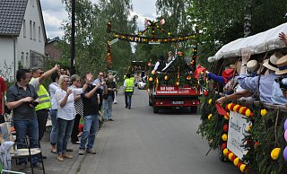 Ein fröhlicher Umzug fand beim Dorffest 2014 statt. - Kulturausschuss Leopoldstal Ein fröhlicher Umzug fand beim Dorffest 2014 statt. - Kulturausschuss Leopoldstal