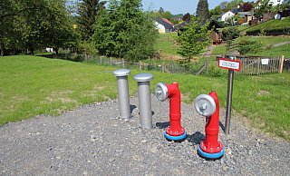 Am Kronshagenhof in Talle hat die Feuerwehr einen neuen Löschwasserbehälter bekommen. Er liegt unterirdisch. Im Hintergrund ist der alte Löschwasserteich zu sehen. - Nadine Uphoff
