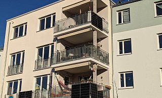 Für Mieter kann eine Balkonkraftwerk - ein an den Balkon gehängtes Fotovoltaikmodul - eine Möglichkeit sein, von der Energiewende zu profitieren. - wikimedia/Rudy23