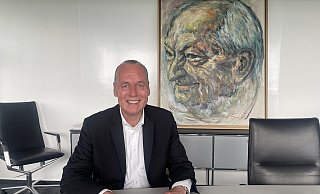 Das Porträt des Klaus Eisert lächelt milde auf den Manager Frank Stührenberg, der nun geht. - Silke Buhrmester