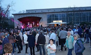 Gegen 20 Uhr ist der Kurpark völlig überlaufen - genauso wie die Getränkestände von Mark-Oliver Weiß. - Siegmund Bischoff Gegen 20 Uhr ist der Kurpark völlig überlaufen - genauso wie die Getränkestände von Mark-Oliver Weiß. - Siegmund Bischoff
