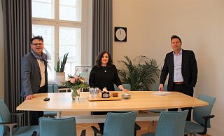 Die Stadt Detmold fördert eine neue Stipendiatin. Das Bild zeigt (von links) Thorsten Brinkmann (GILDE Wirtschaftsförderung), die Geförderte Aida Amyrian-Stein sowie Bürgermeister Frank Hilker. - Stadt Detmold