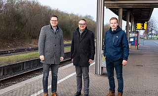 Stadtwerke-Geschäftsführer Matthias Sasse (von links), Bürgermeister Markus Baier und Janik Wiemann, Ortsausschuss-Vorsitzender von Hörstmar, freuen sich, dass die kostenfreien Samstagsfahrten bald auch auf der Eurobahn bis Hörstmar gelten. - Stadtwerke Lemgo